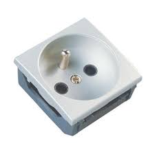 Ingelec PRISE 2P+T BLANC 45x45 (EP100/6)(pour plinthe)